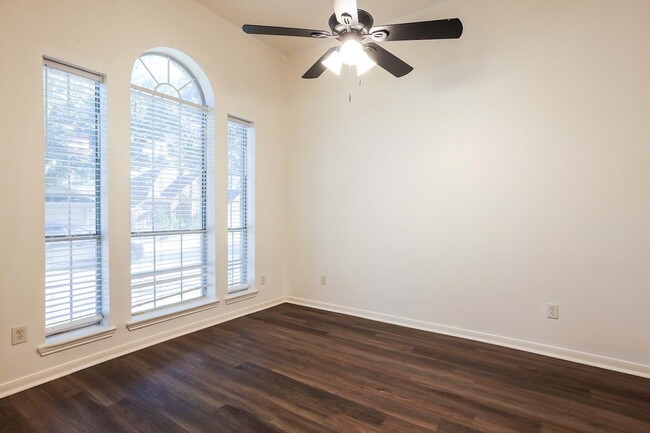 Building Photo - 8618 Discus Dr