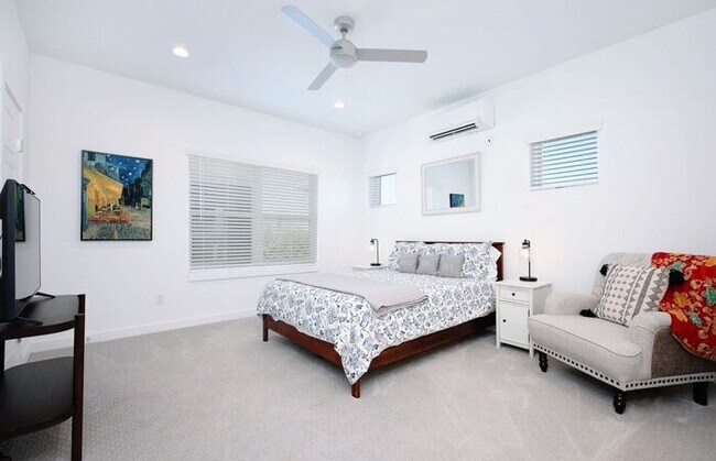 Building Photo - Location, Style, Fully Furnished