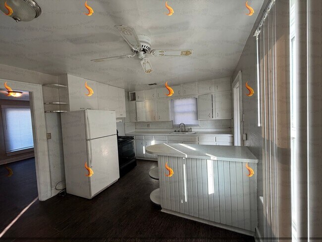 Building Photo - Charming 3-Bed with Fireplace & Large Fenced Yard!