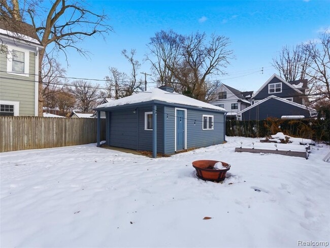 Building Photo - 922 N Maple Ave