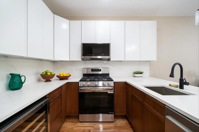 Building Photo - 275 Pearsall Ave