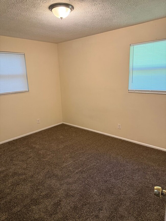 Building Photo - Move in ready 4 bedroom home!