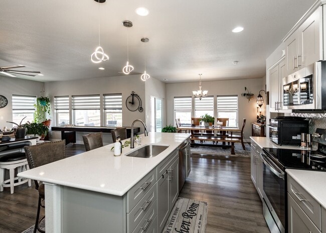 Building Photo - Luxury Ranch-Style Home for Rent | Wolf Ranch | D20 Schools | Pikes Peak Views