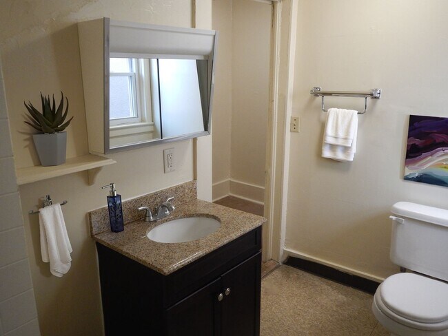 Building Photo - AVAILABLE 6/1/26 - House for Rent Near Sho...