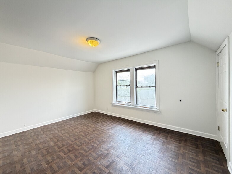 Building Photo - 1609 N McVicker Ave