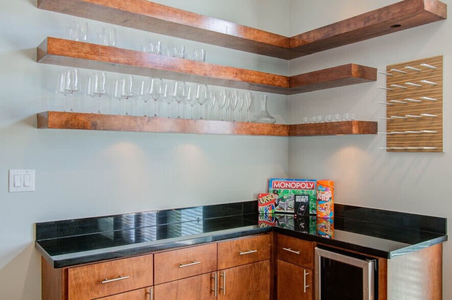 Building Photo - 5336 Darling St