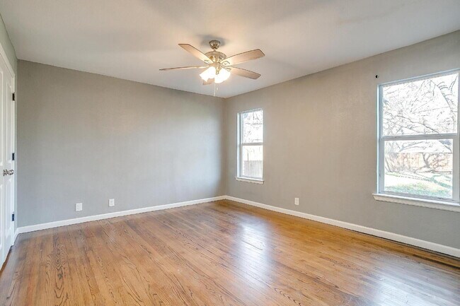 Building Photo - Spacious 4-Bedroom Gem with Granite Touche...