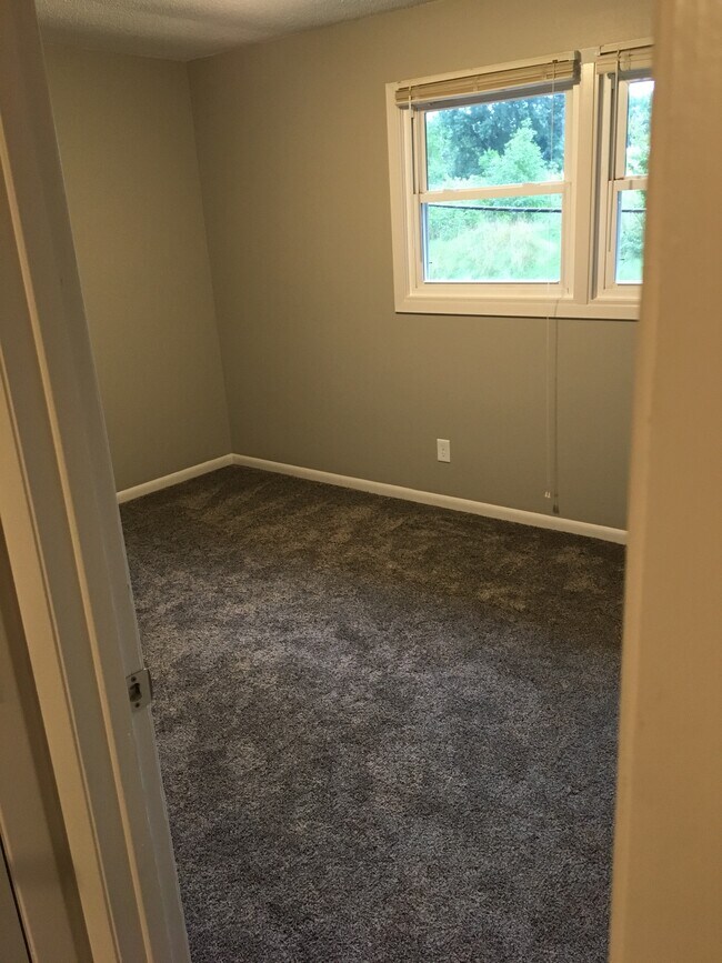 Bed #2 - 506 Central Ave W