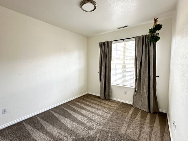 Building Photo - Amazing Townhome with Spectacular Views for Rent in Draper!
