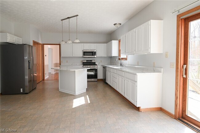 Building Photo - 320 Chadwick Dr