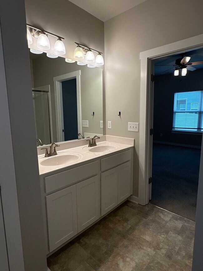 Building Photo - Beautiful 3 Bed 2 Bath Home in Shelbyville