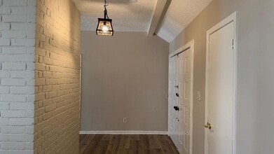 Building Photo - 2218 Woodland Park Dr