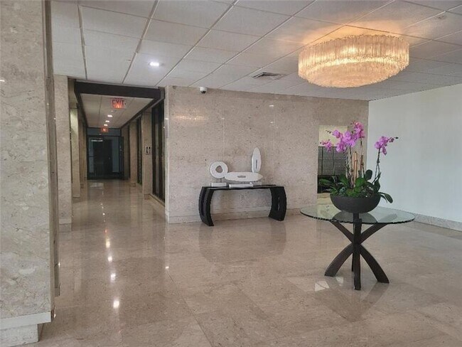 Building Photo - 300 Bayview Dr