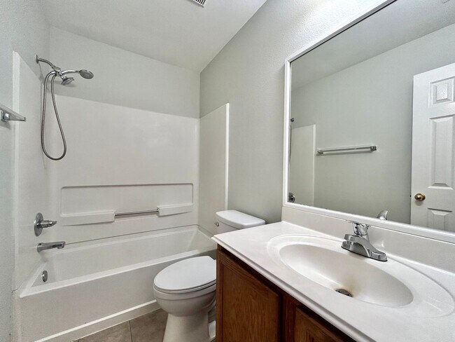 Building Photo - Spacious 4/BR 3/BA One-Level Home with Lar...