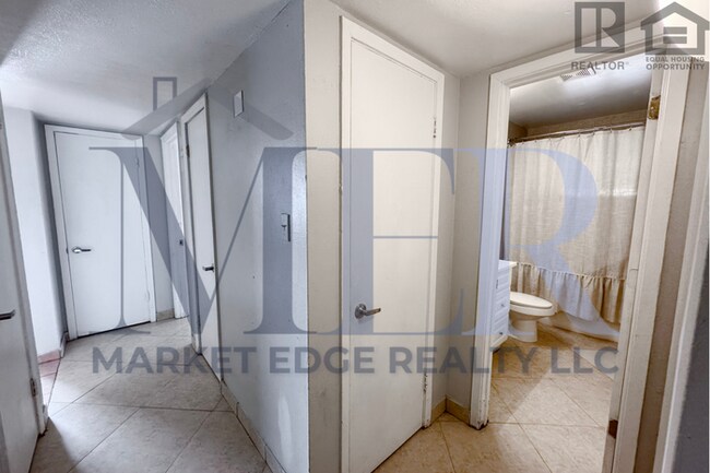 Building Photo - 4Bed/3Bath House at Broadway/Mill Ave! $199 MOVE-IN SPECIAL! Ready for Immediate Move-In! -- RV GATE