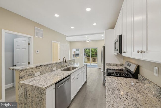 Building Photo - 729 Madison St NW