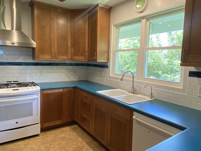 Building Photo - Available Now! 3/2 home in Beautiful Hawi