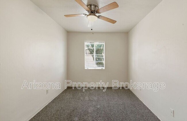 Building Photo - 1137 W Glenrosa Ave
