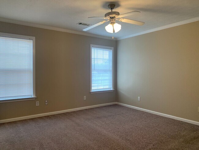 Building Photo - 2404 Canterbury Ct