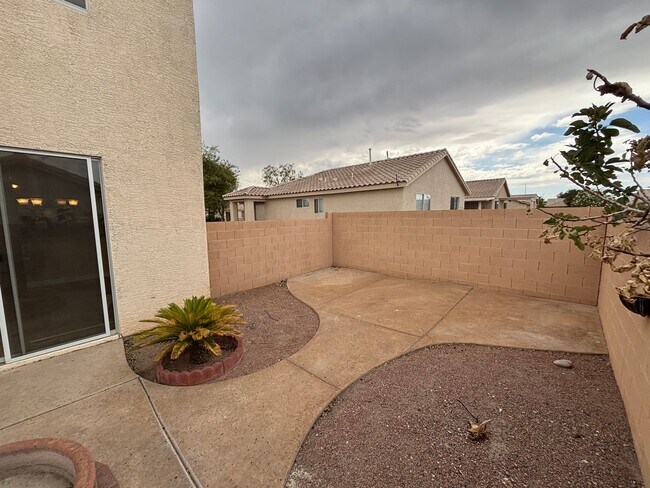 Building Photo - Modern 3Bed/3Bath Two Story Home located i...