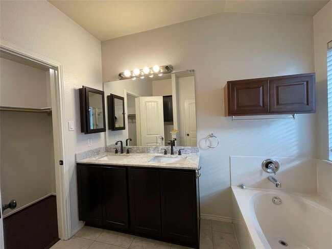 Building Photo - 807 Alamo Plaza Dr