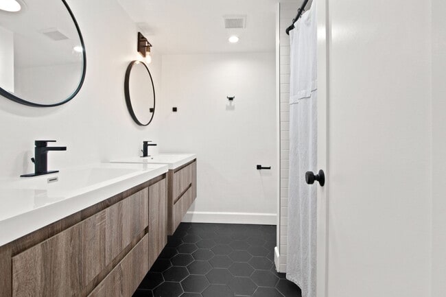 Building Photo - Beautiful Rehabbed Home In Mesa Verde with...