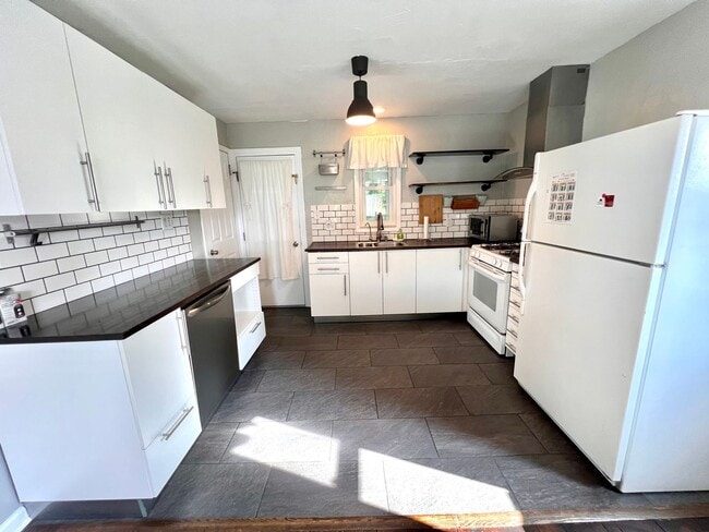 Building Photo - Brentwood - Stunning 3 Bedroom 2 Bathroom ...