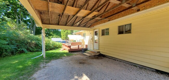 Building Photo - Charming 3-Bedroom, 1.5-Bathroom Fully Fur...