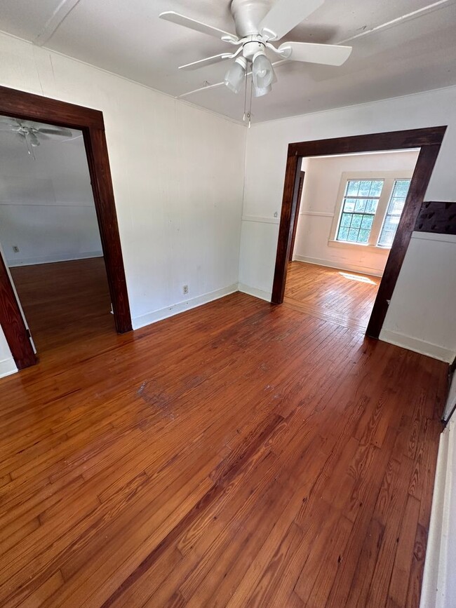 Building Photo - 1 bedroom, 1 bath in Midtown. Available La...