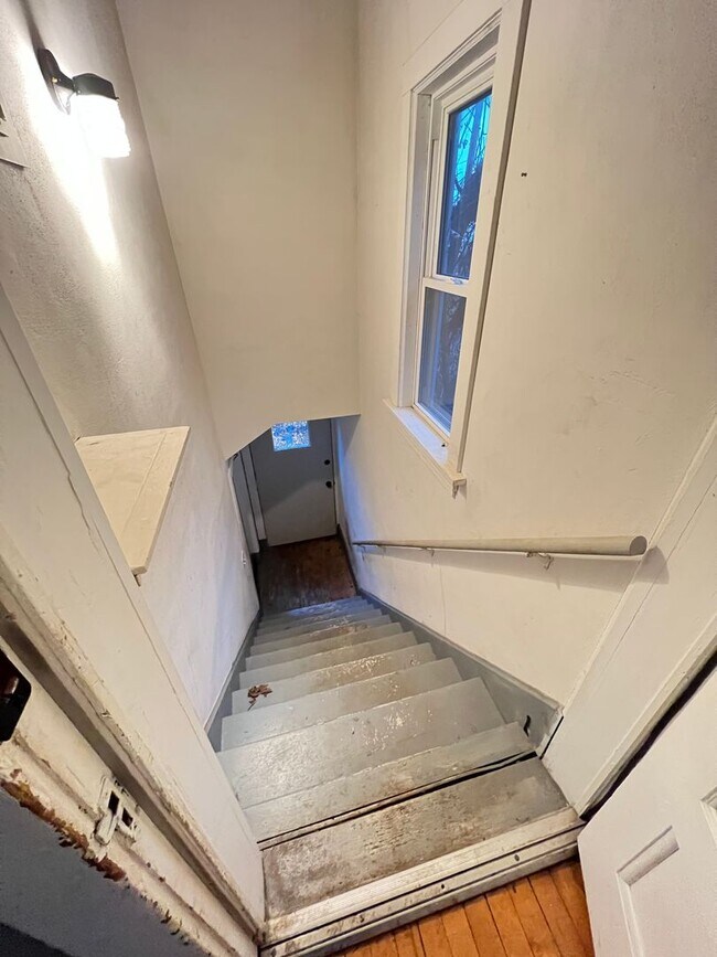 Building Photo - AVAILABLE NOW - Large 4 bedroom in Lakesid...
