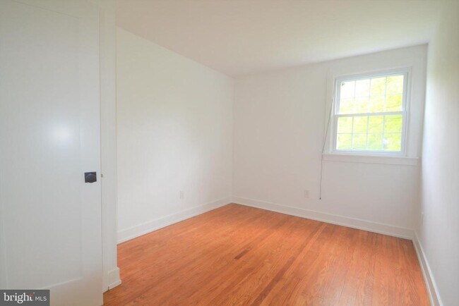 Building Photo - 1436 E Lamplighter Ln