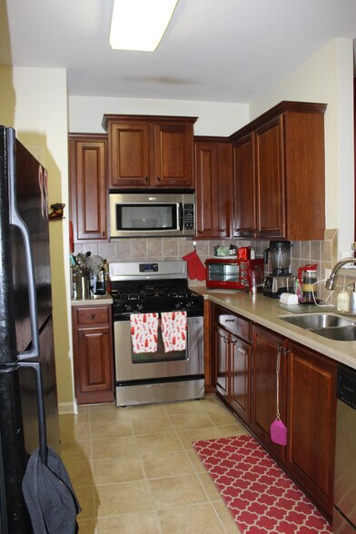 Building Photo - 353 Southgate Dr