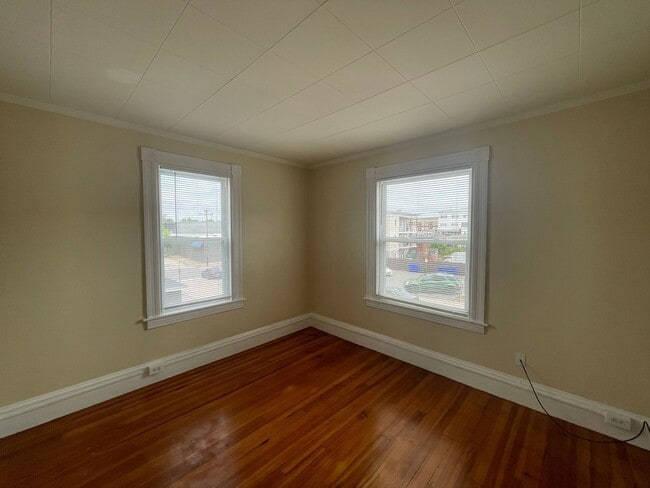 Building Photo - 68 Laval St