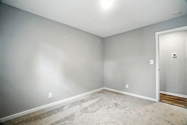 Building Photo - 1033 E Leicester Ave