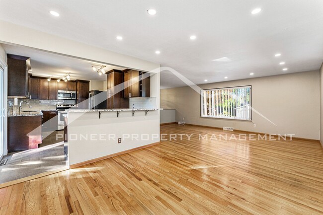 Building Photo - Spacious Home with Natural Light & Fenced ...