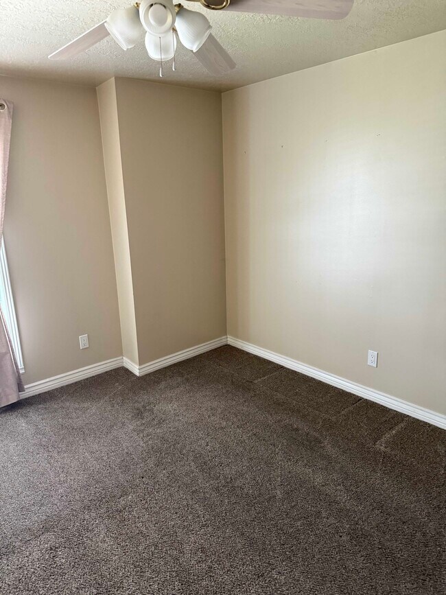 Building Photo - 431 E 2050 N