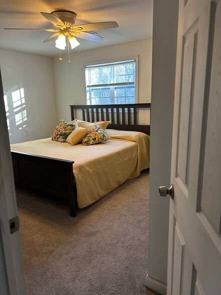Master bedroom - 250 Barbara Ln