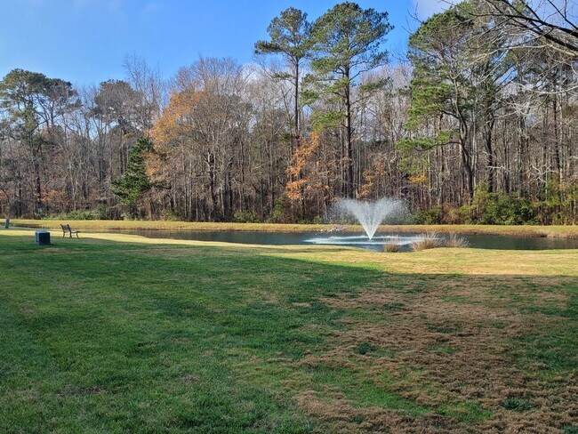 Building Photo - Gorgeous Townhome-Style Condo in Virginia Beach!