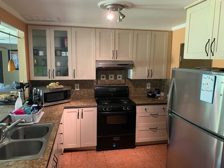 Building Photo - 12333 Runnymede St