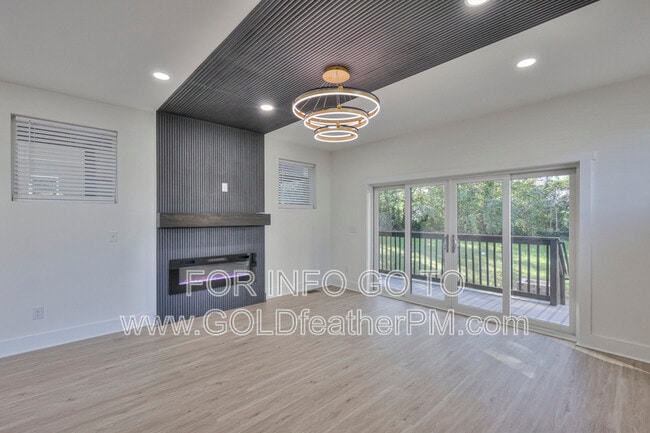 Building Photo - 402 E Trinity Ln