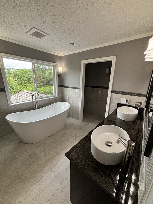 double vanity in primary bedroom - 4627 Mountain View Dr
