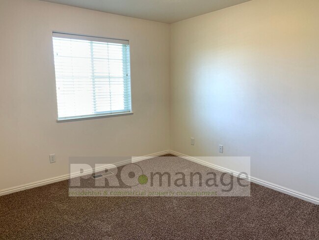 Building Photo - 3 Bed / 2 Bath Townhome w/ 2 Car Garage  -...