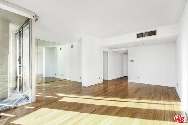 Building Photo - 4411 Los Feliz Blvd