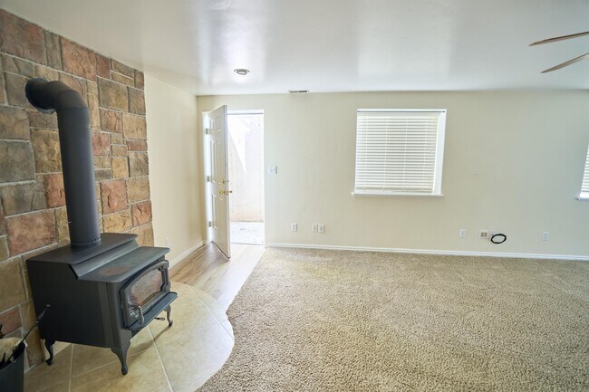 Building Photo - 850 E 550 S