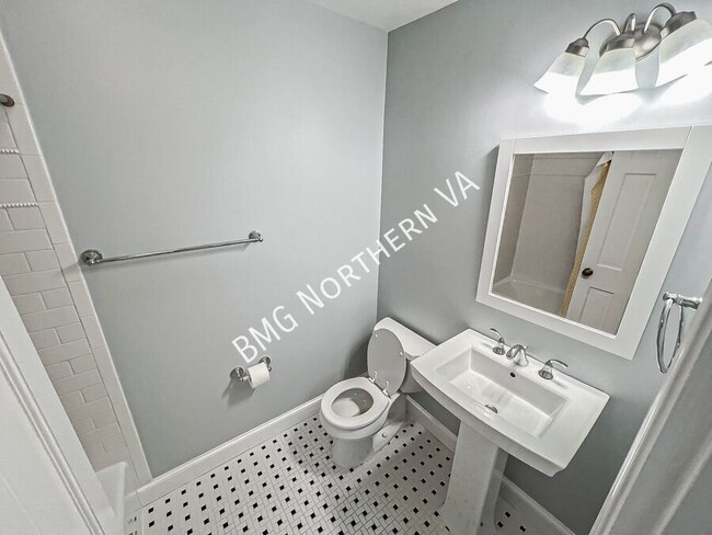 Building Photo - 1325 Lynnbrook Dr
