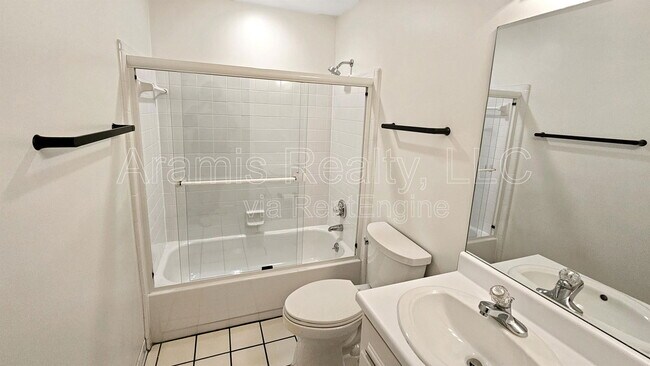 Building Photo - 1086 Pine Grove Ave NE