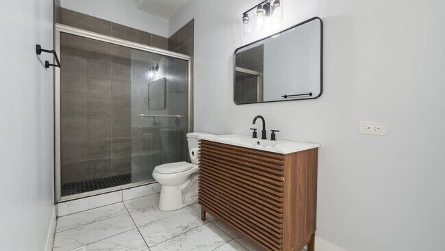 Building Photo - 932 N Richmond St