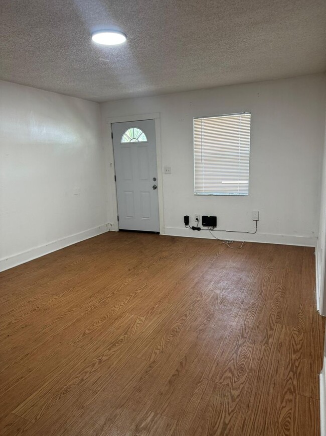 Building Photo - 5/2. Available Now Tampa ! Ask about specials