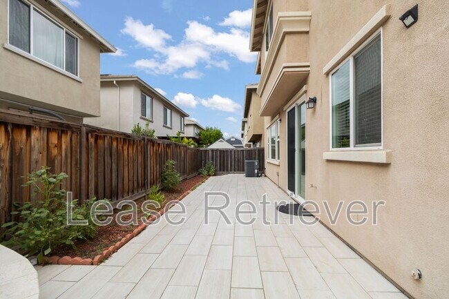 Building Photo - 2631 Clarita Dr