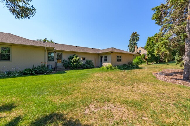 Building Photo - Must see home in mendota heights, huge lot...